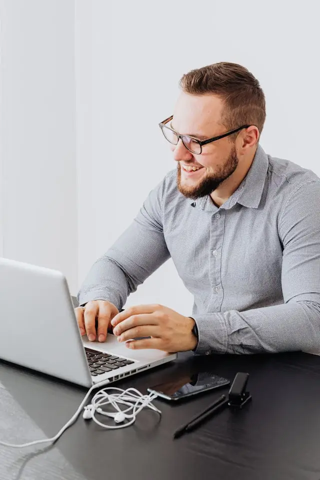 homem no laptop ll como abrir conta no sicredi