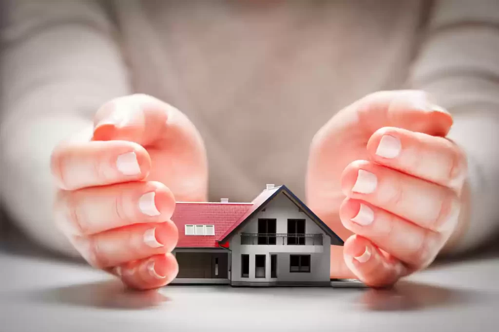 Maos Protegendo Casa l 33 Dicas Para o Seu Seguro Residencial Nao Lhe Dar Dores de Cabeca 1
